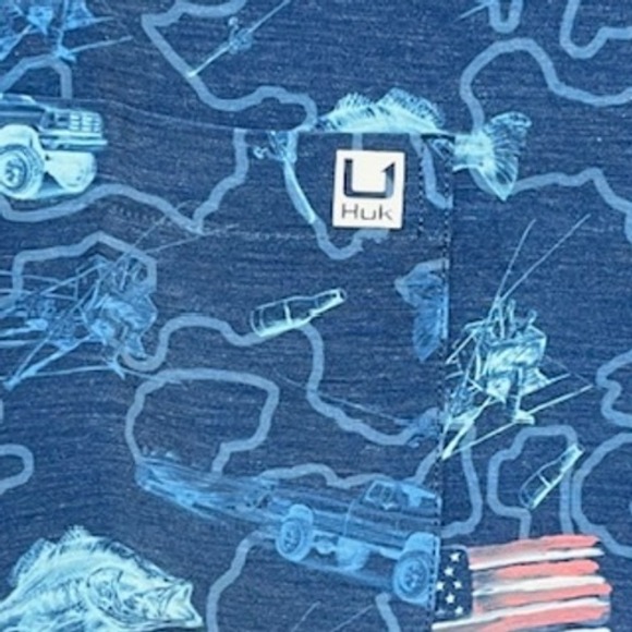 Huk Performance Fishing Button Up Shirt Blue Fish Flag Short Sleeve Mens L NWT - Picture 2 of 8
